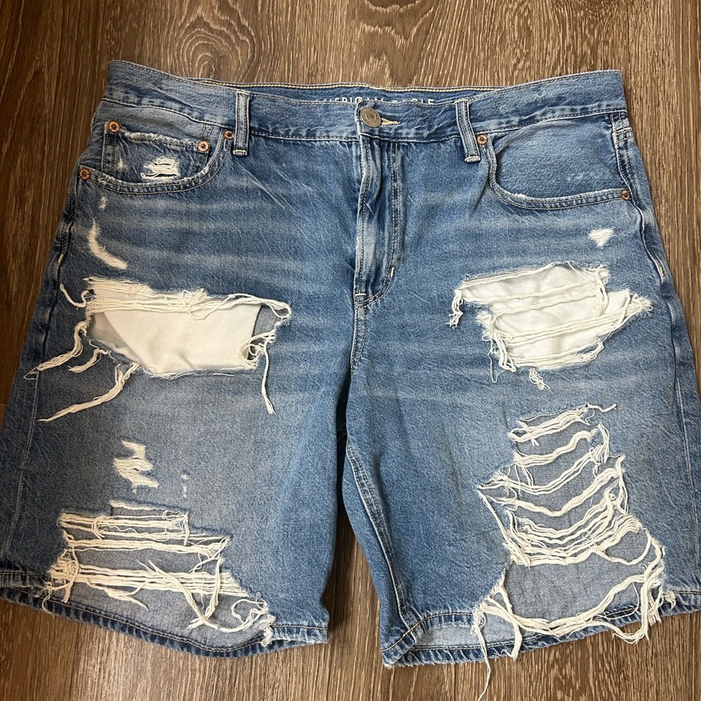 Distressed baggy boyfriend’s shorts.